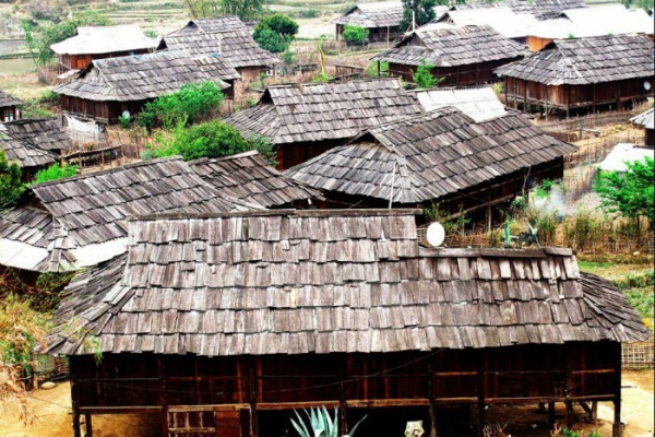 Nơi tập trung hàng trăm mái nhà nhỏ làm bằng gỗ pơmu