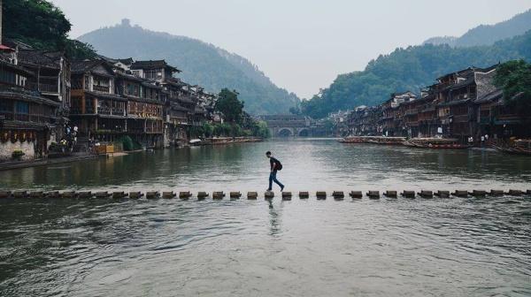 Dọc sông Đà Giang khoảng 5 km có rất nhiều cây cầu được người dân bắt ngang sông, cầu gỗ, cầu đá rất độc đáo, du khách có thể chụp lại những khoảnh khắc thú vị tại đây. Ảnh: Tuấn Trần