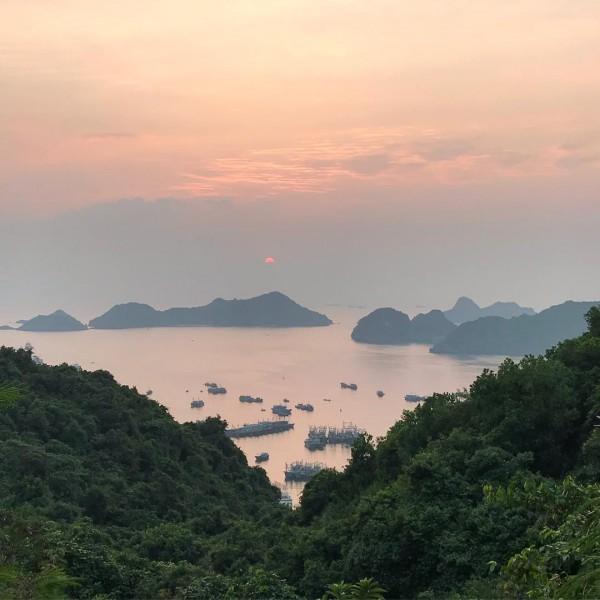 Hoàng hôn nên thơ ở Cát Bà (ảnh: @lucielafree)