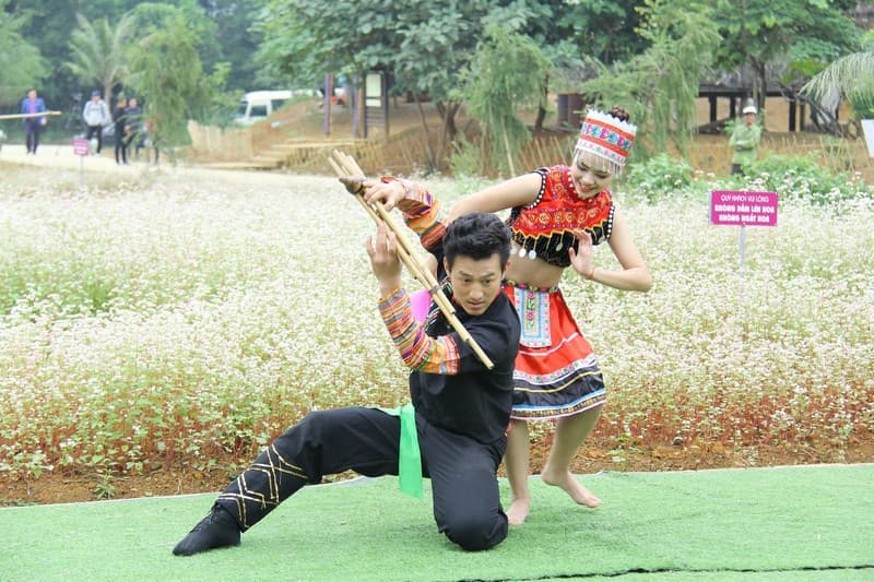 chợ tình khâu vai