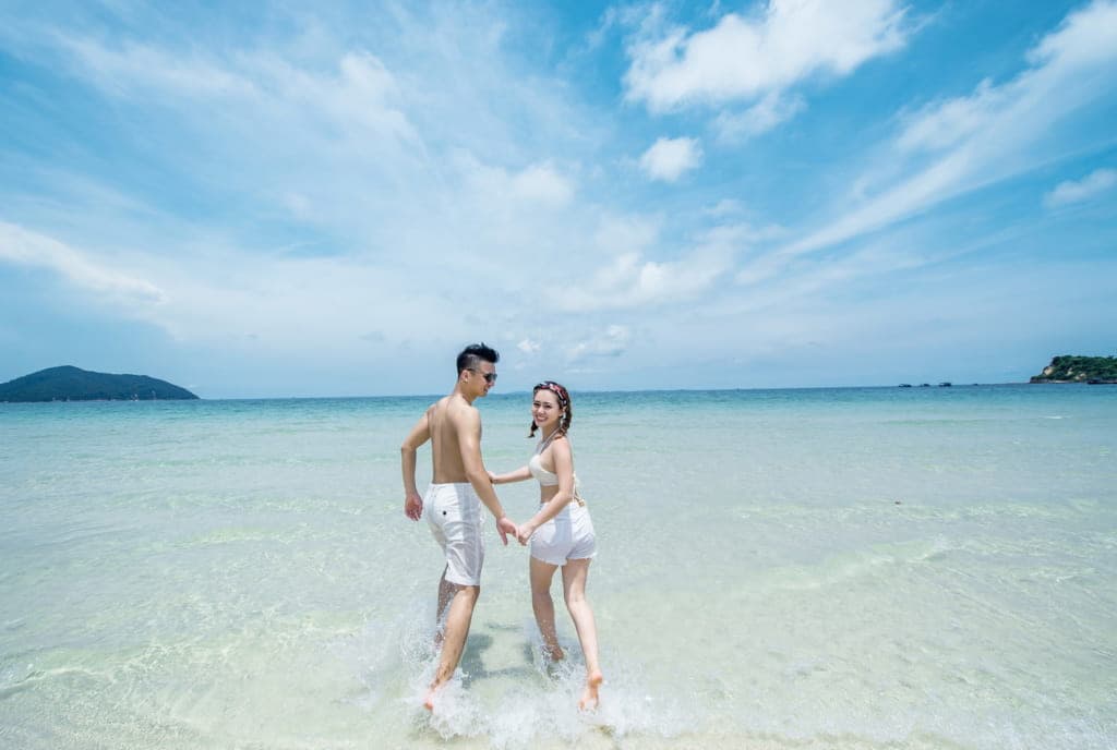 tận hưởng không khí bãi biển quan lạn