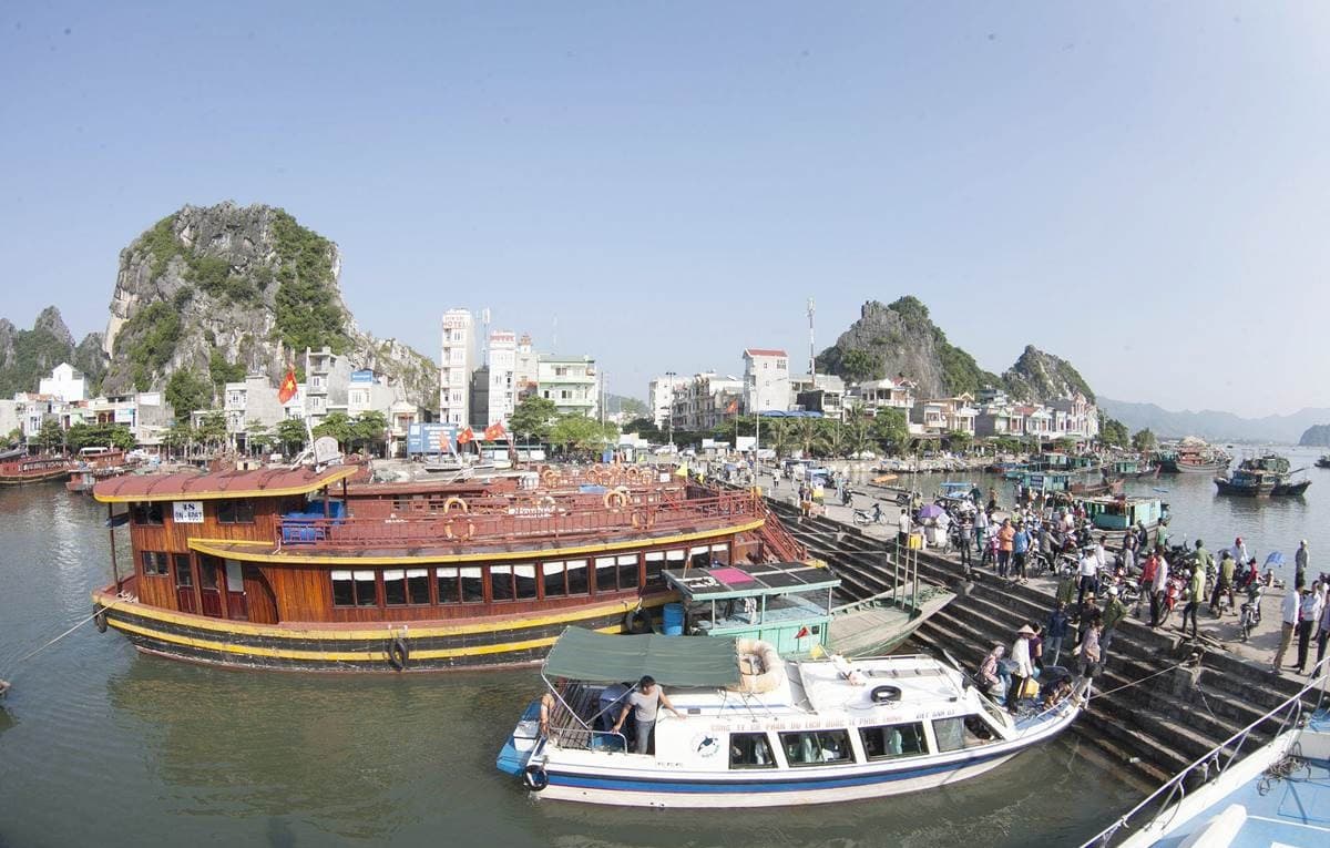 Tàu gỗ đi Quan Lạn