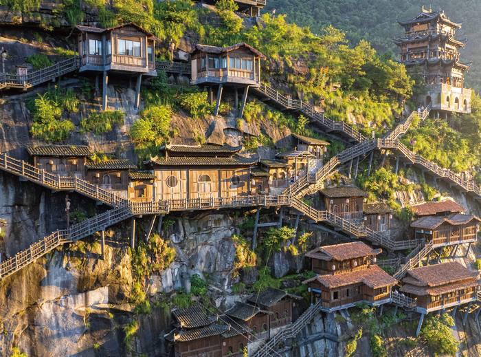 Những ngôi nhà treo trên vách đá
