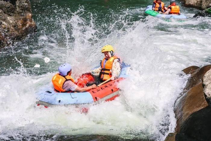 Vượt thác (Rafting) tại Vọng Tiên Cốc