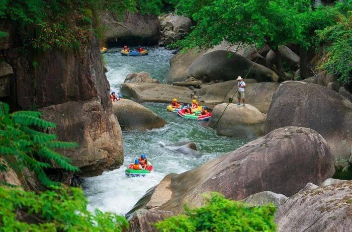 Vượt thác (Rafting) tại Vọng Tiên Cốc