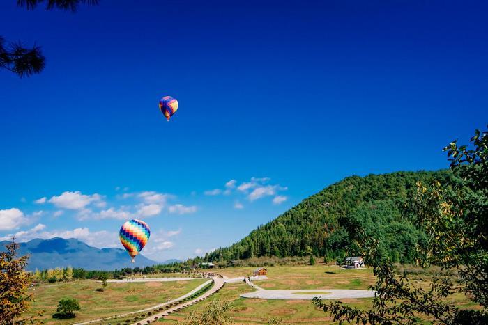 Đi khinh khí cầu tại Công viên địa nhiệt núi lửa Đằng Xung