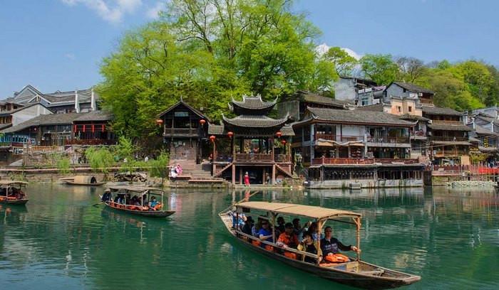 Đi thuyền trên sông giang, du lịch cổng trời phượng hoàng cổ trấn