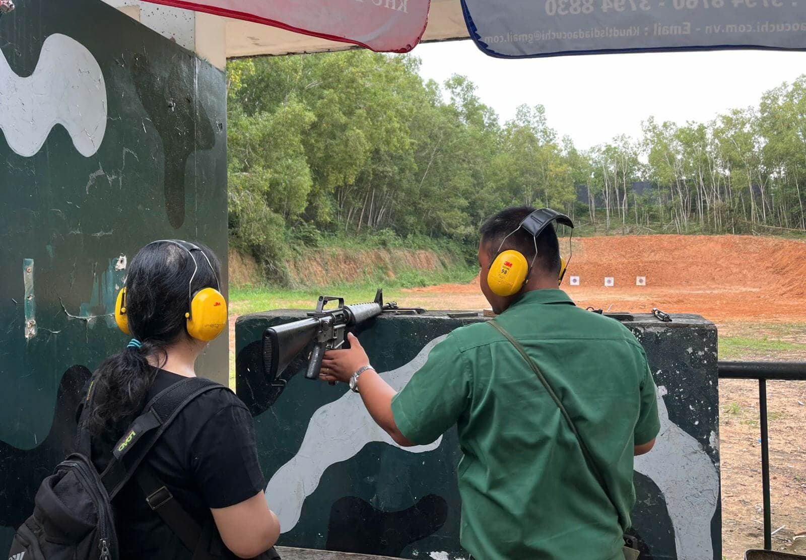 Trải nghiệm cảm giác bắn súng thật tại trường bắn quân đội Hoàng Gia