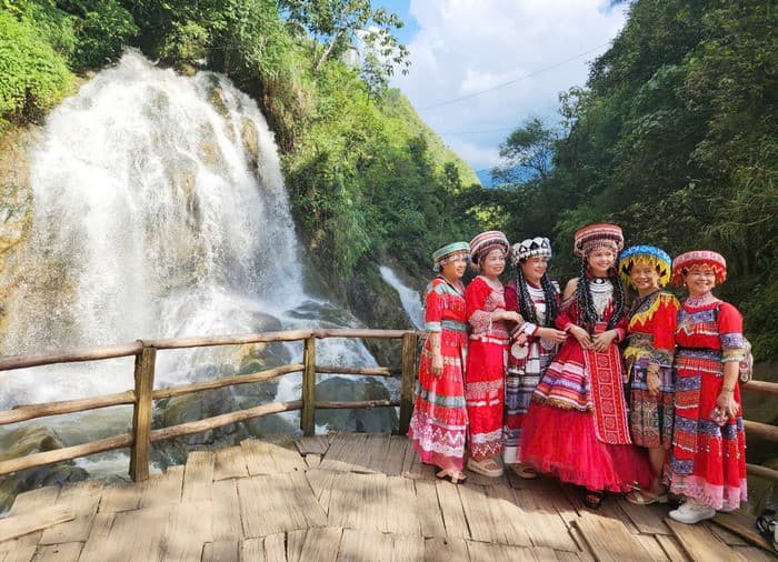 Mặc trang phục địa phương tại bản Cát Cát