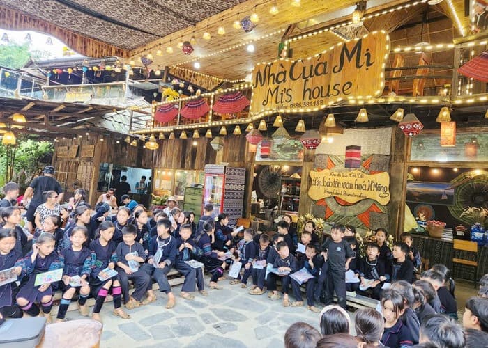 Tham gia lớp học nhà của Mị tại bản Cát Cát