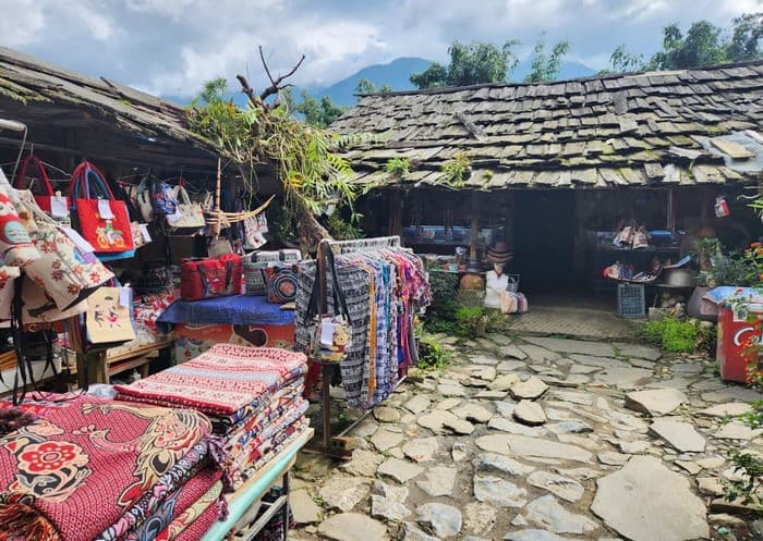 Mua sắm quà lưu niệm tại bản Cát Cát