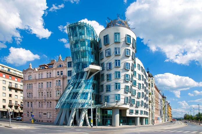 Dancing House, tour Châu Âu dịp 2/9