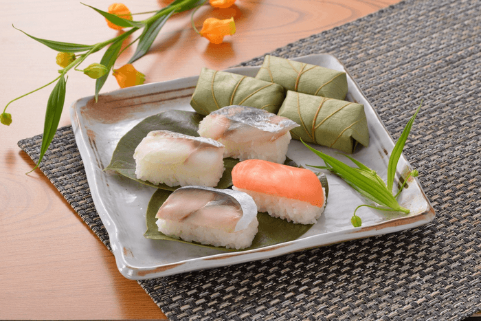 Kakinoha-zushi - sushi lá hồng