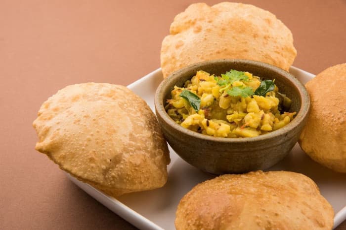 món Kachori sabzi tại varanasi