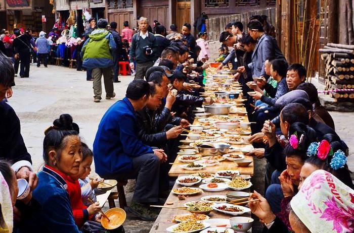 Tiệc bàn dài tại Tây Giang Trung Quốc