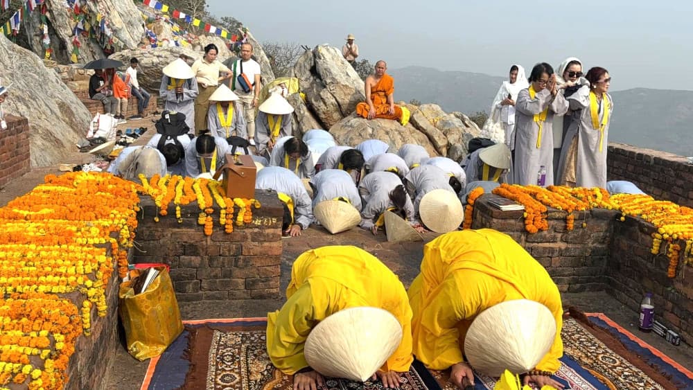 du khách tham gia hành hương rajgir