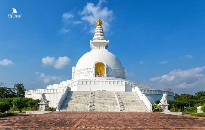 Vishwa Shanti Stupa được thiết kế với màu trắng là tông màu chủ đạo