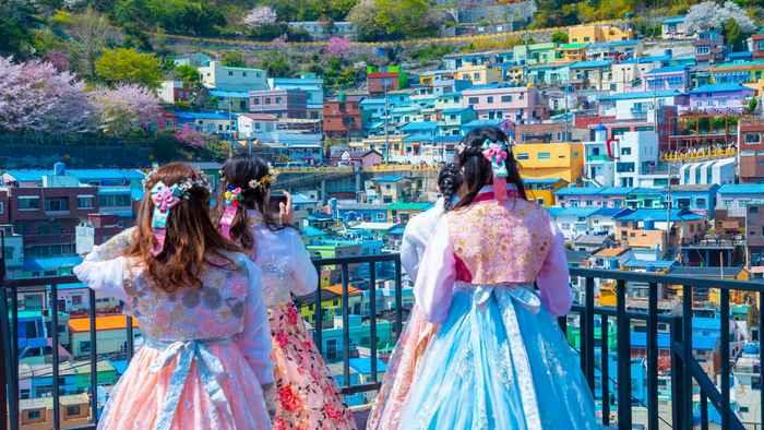 mặc hanbok tại làng Văn hóa Gamcheon, tour Busan