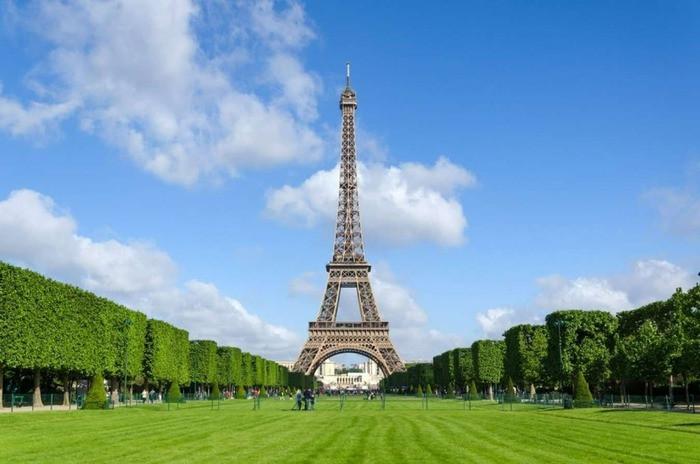 đặt chân đến check in tháp Eiffel huyền thoại