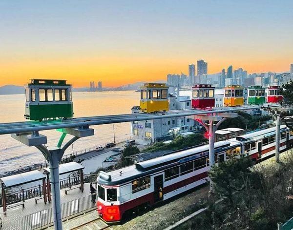 cáp treo Haeundae Blueline Sky Capsule, tàu điện Haeundae Blueline Beach Train