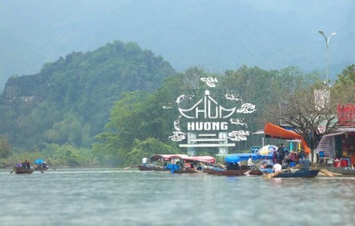 Tháng 2 là thời điểm Tết Nguyên Đán nên Chùa Hương luôn được quý Phật tử quan tâm