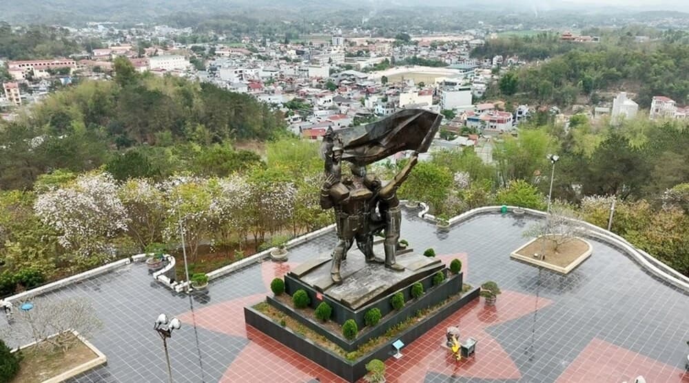 Đường lên Tượng đài Chiến thắng Điện Biên Phủ