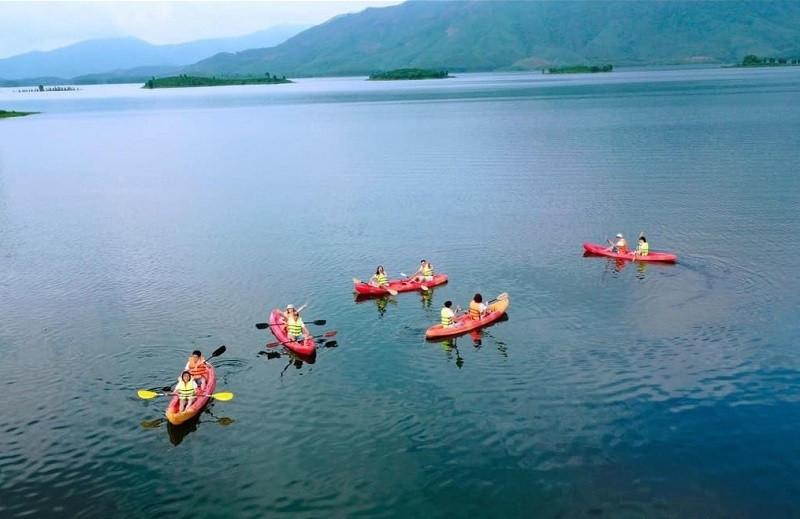 Chèo thuyền trên hồ Thác Bà, tour du lịch Yên Bái