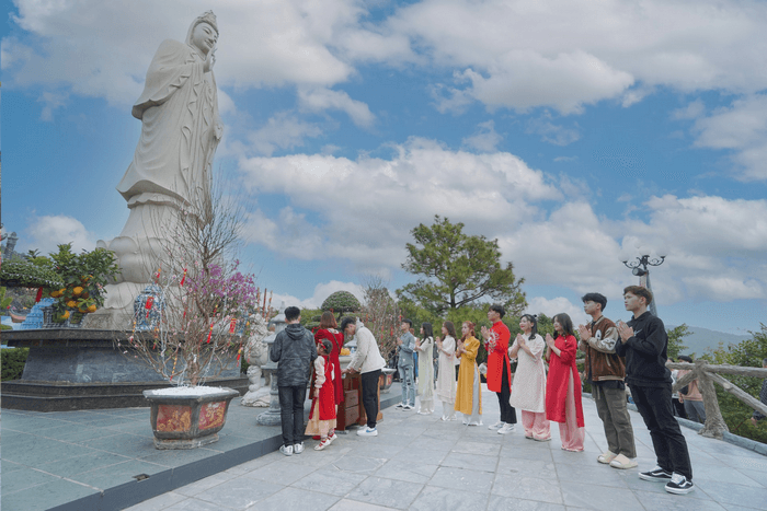 trang phục đi chùa ngày tết