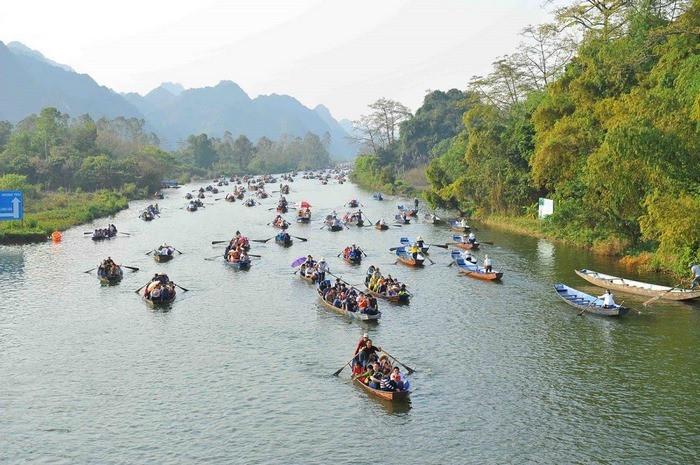 Du thuyền ngắm cảnh trên suối Yến chùa Hương 