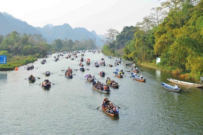 Du thuyền ngắm cảnh trên suối Yến chùa Hương 