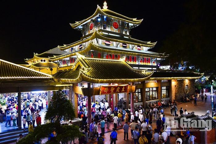 Tham quan miếu bà chúa xứ châu đốc về đêm 