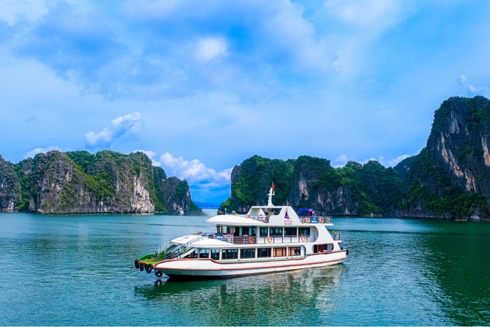 Tham quan Vịnh Hạ Long tháng 7, khám phá Vịnh Hạ Long, du thuyền Hạ Long, hang động Hạ Long