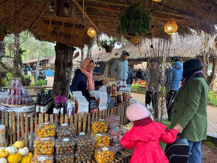 Chợ phiên măng đen bán nhiều mặt hàng 