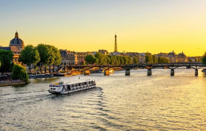 Du thuyền trên sông Seine Paris Pháp dịp 30/4 - 1/5