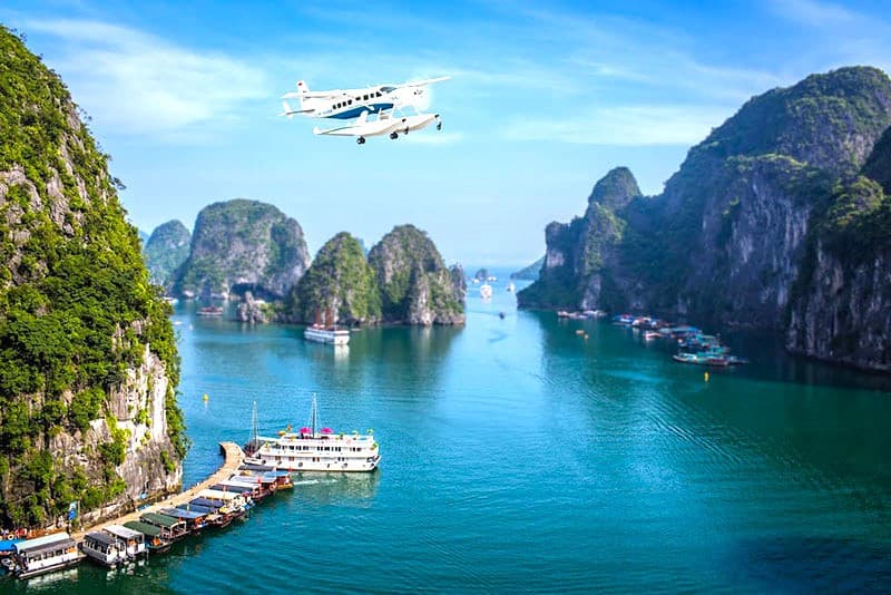 Bay thuỷ phi cơ ngắm toàn cảnh Hạ Long