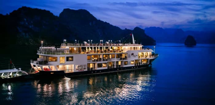 Trải nghiệm ngủ đêm trên vịnh Hạ Long
