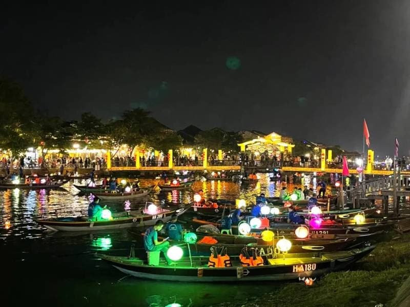 Rực rỡ sắc màu Hội An về đêm