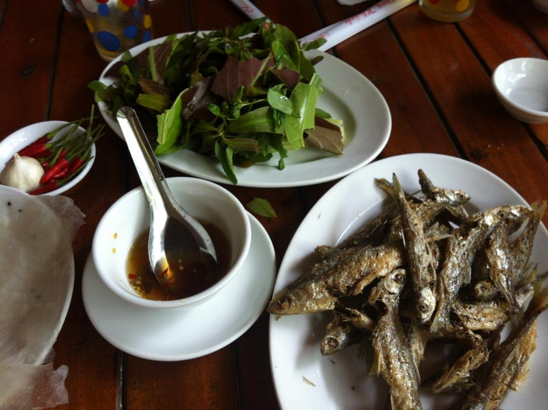cá mương cuốn rau rừng quy nhơn