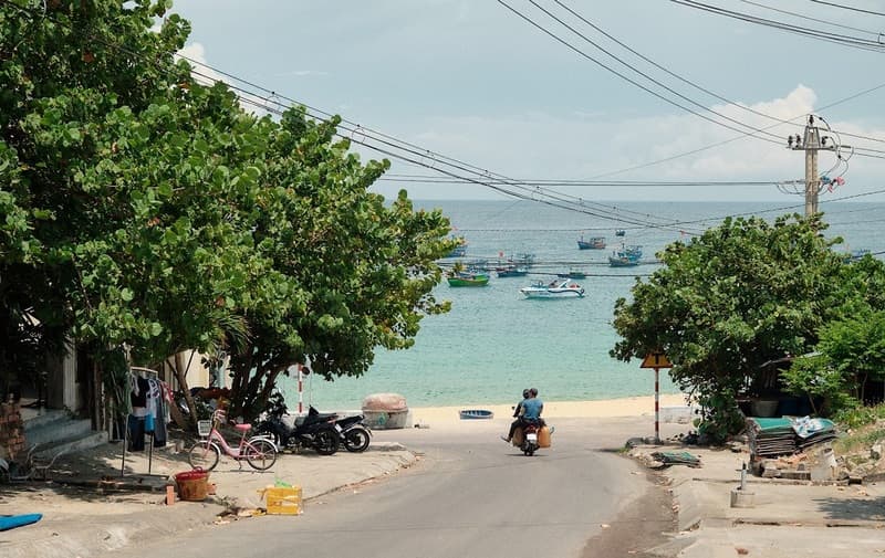 Làng chài Nhơn Lý với cảnh biển hoang sơ