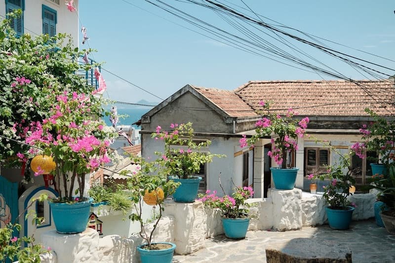 Làng chài Nhơn Lý với cảnh biển hoang sơ