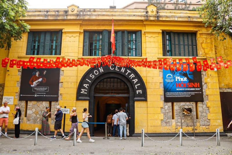 tham quan Nhà tù Hỏa Lò
