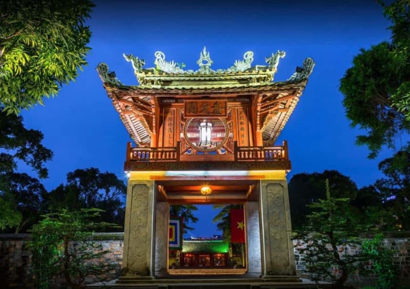 tham quan Văn Miếu Quốc Tử Giám