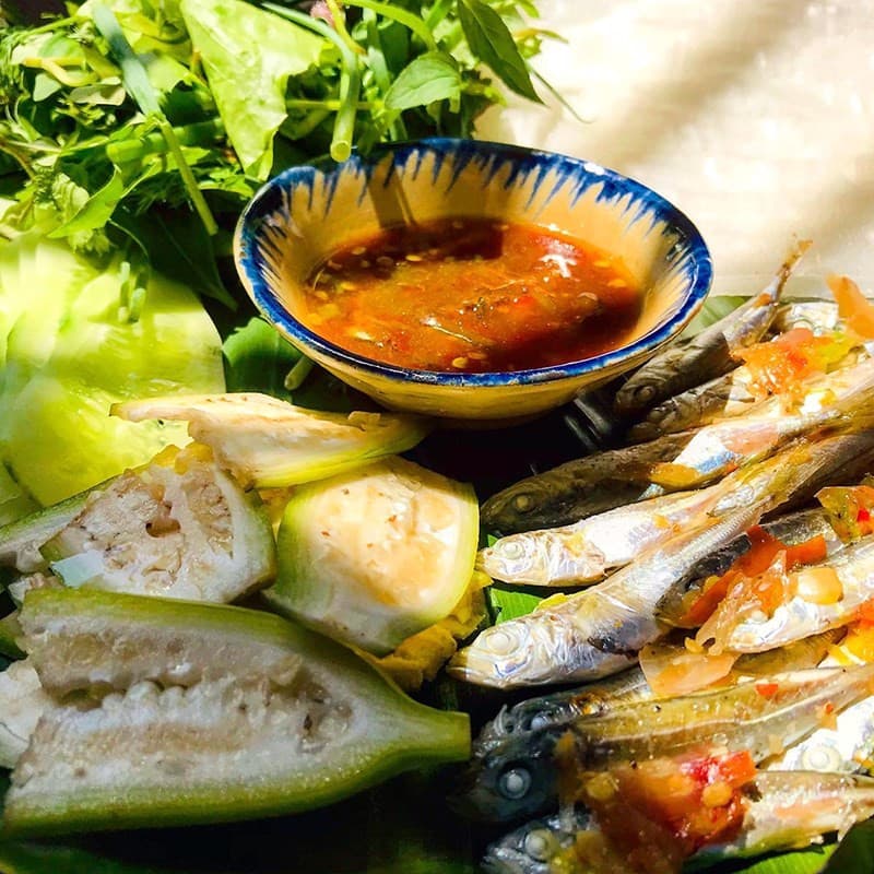 Cá nục hấp cuốn bánh tráng