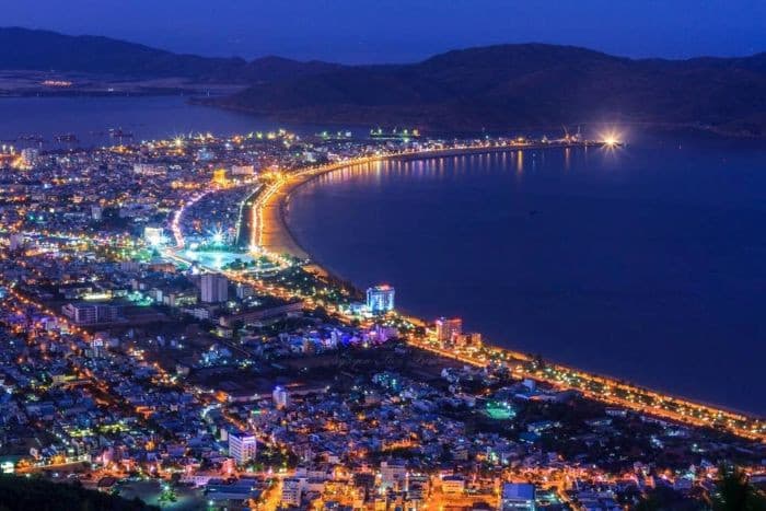 biển quy nhơn về đêm