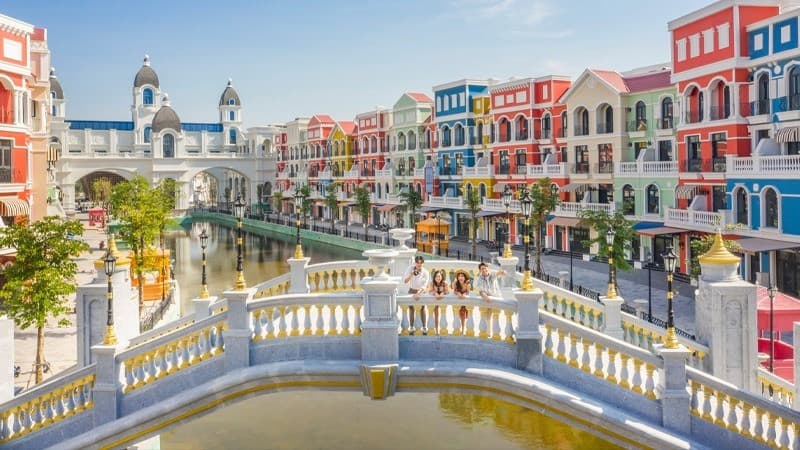 Những tòa nhà nhiều màu sắc là điểm nổi bật 