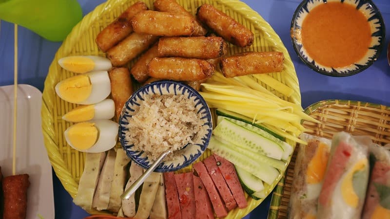 Thưởng thức chả cuốn cá trích Phan Thiết