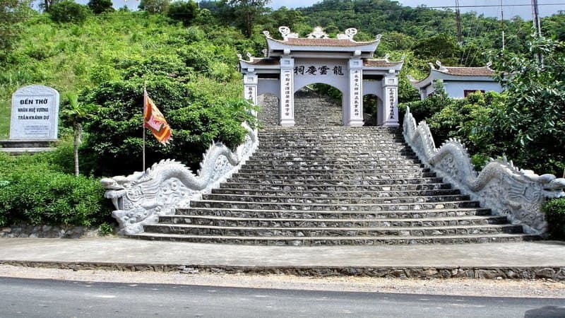 Miếu thờ Trần Khánh Dư Quan Lạn