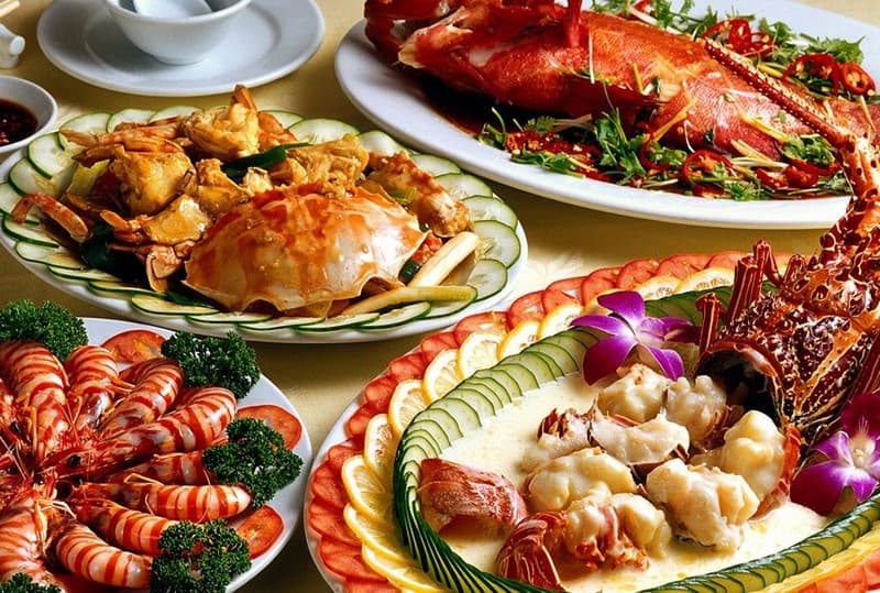 Mâm hải sản tươi sống tại bãi biển Hải Tiến