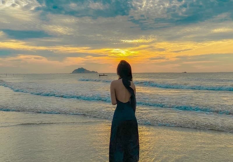 Du khách tắm biển ngắm hoàng hôn ở Hải Tiến