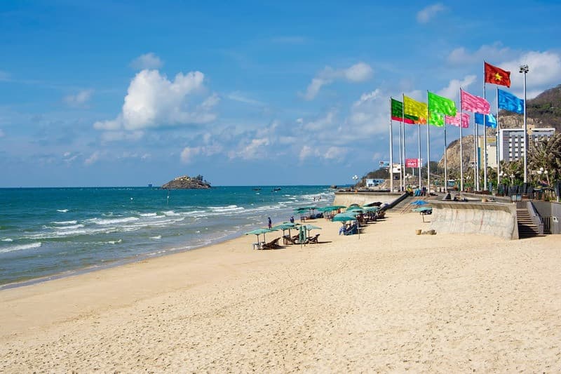 Bãi Sau luôn là địa điểm tắm biển hot